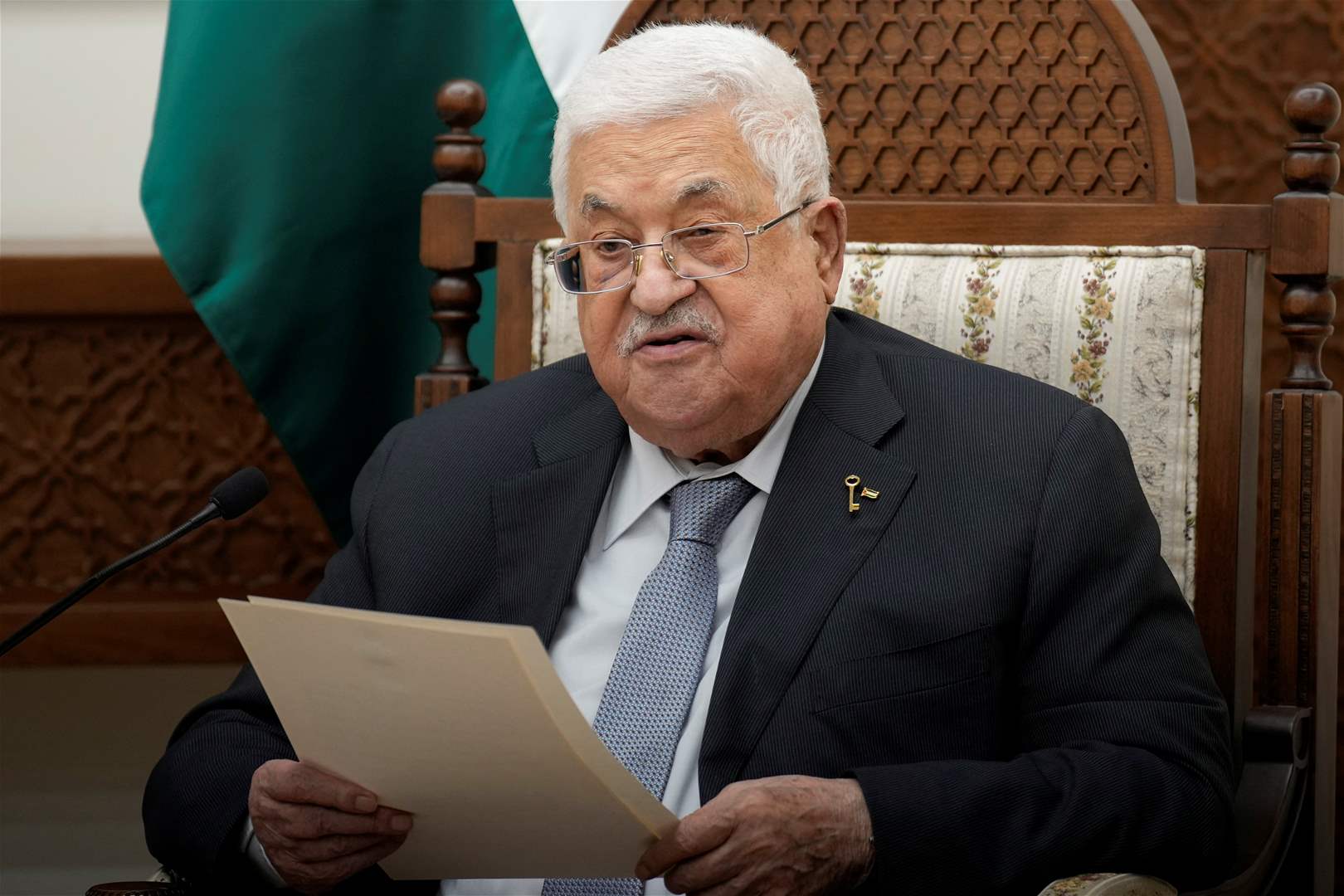 الرئيس الفلسطيني يطالب الفصائل بتسليم السلاح! 