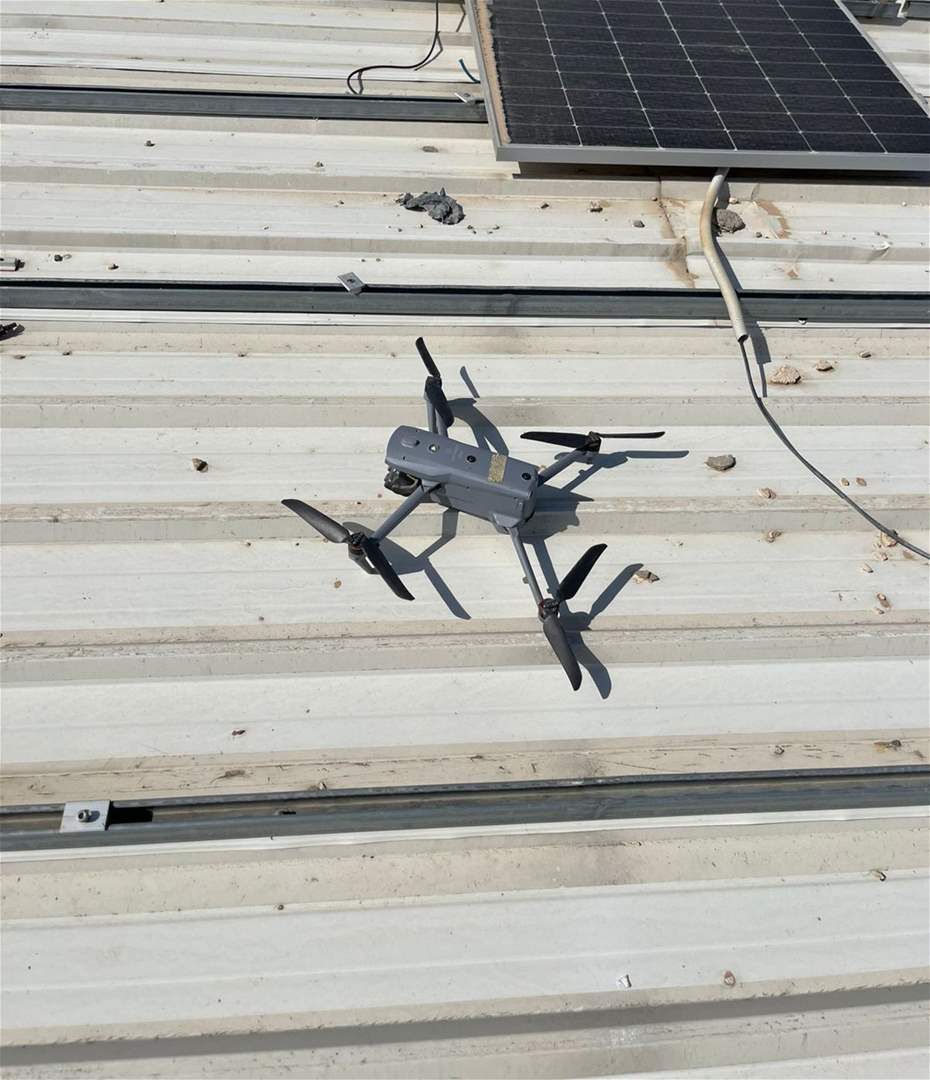 على سطح احدى المستشفيات.. محلقة إسرائيلية