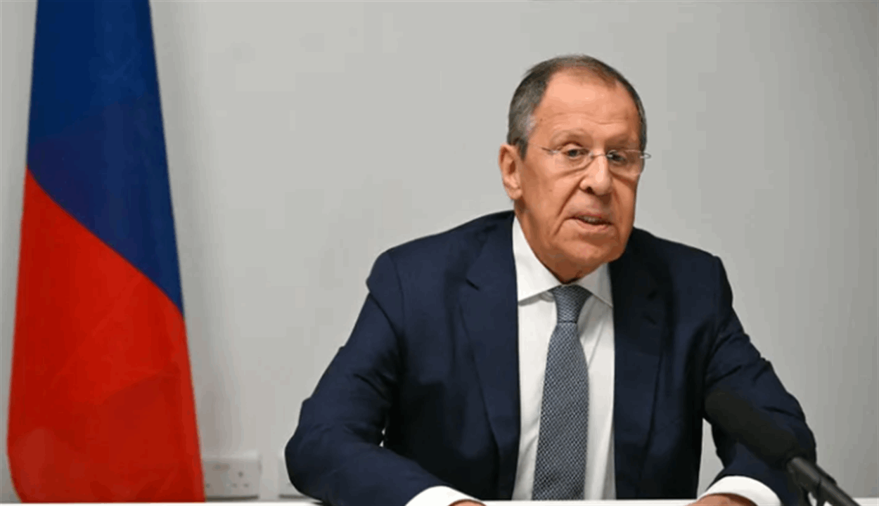 قمة ألاسكا.. وزير خارجية روسيا يلفت الأنظار بملابسه! (صورة) 