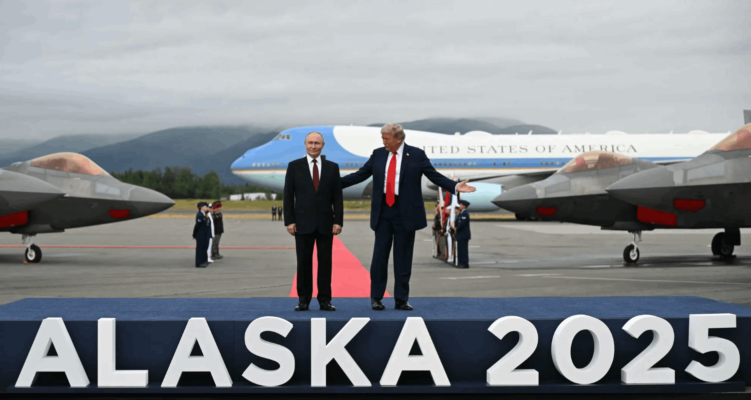 في ألاسكا.. طائرة &quot;الشبح&quot; تلقي التحية على بوتين! (فيديو)