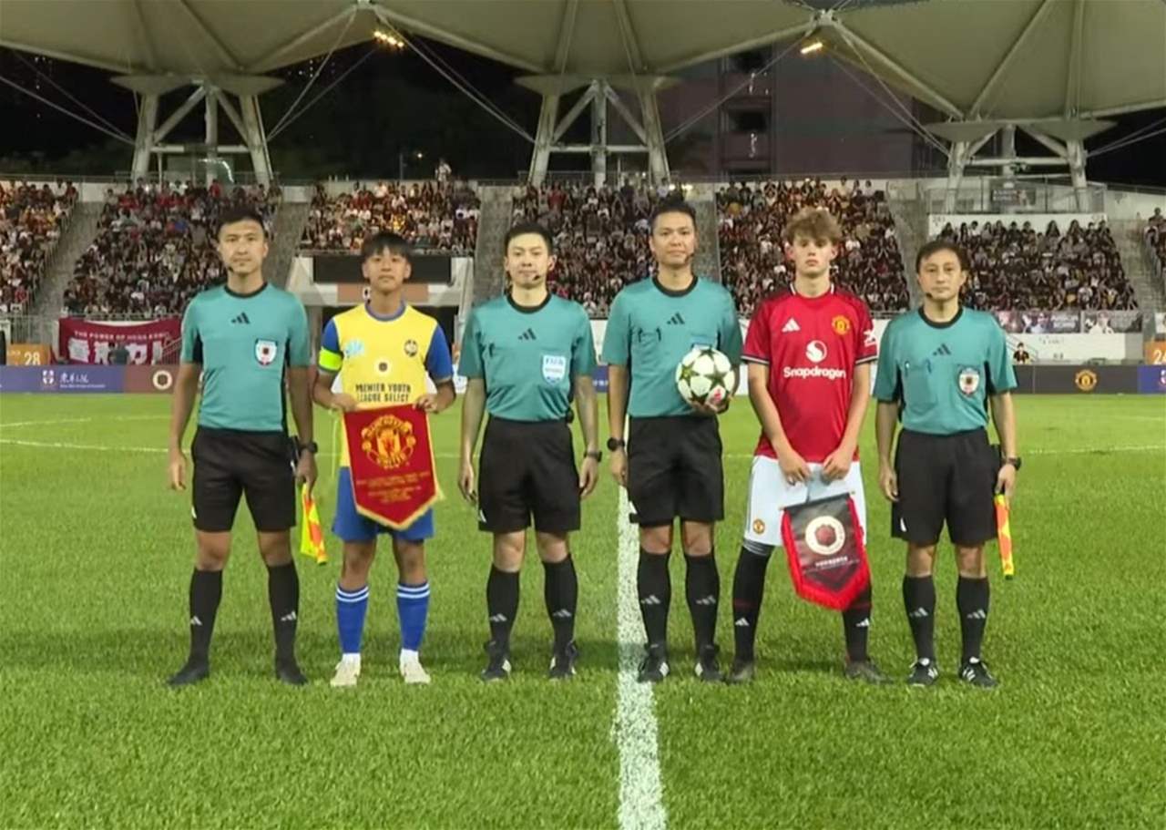 نجل أسطورة مانشستر يونايتد يحمل شارة قيادة فريق تحت 16 عاما 