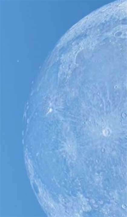 لحظة نادرة لصخرة فضائية تضرب القمر