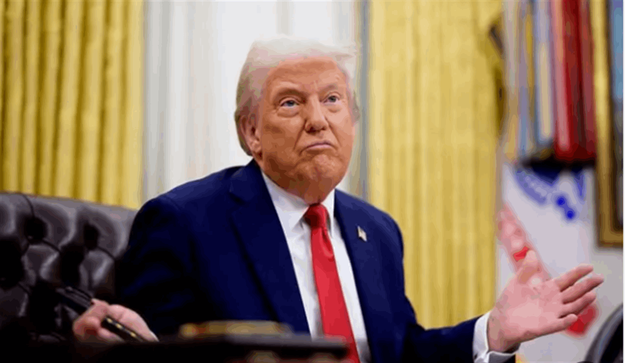 ترامب يستعرض قبعاته أمام ماكرون وزيلينسكي.. ورسائل بين السطور (صورة) 