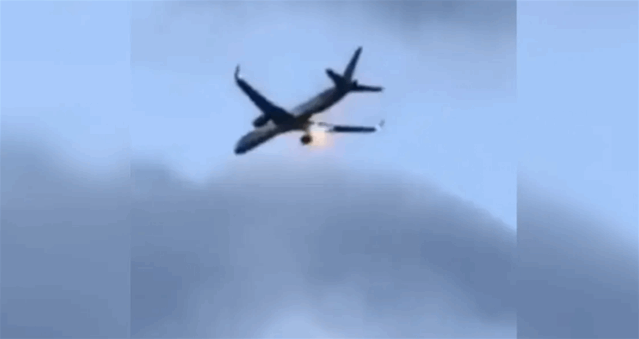 ألسنة لهب لطائرة في الجو! (فيديو) 