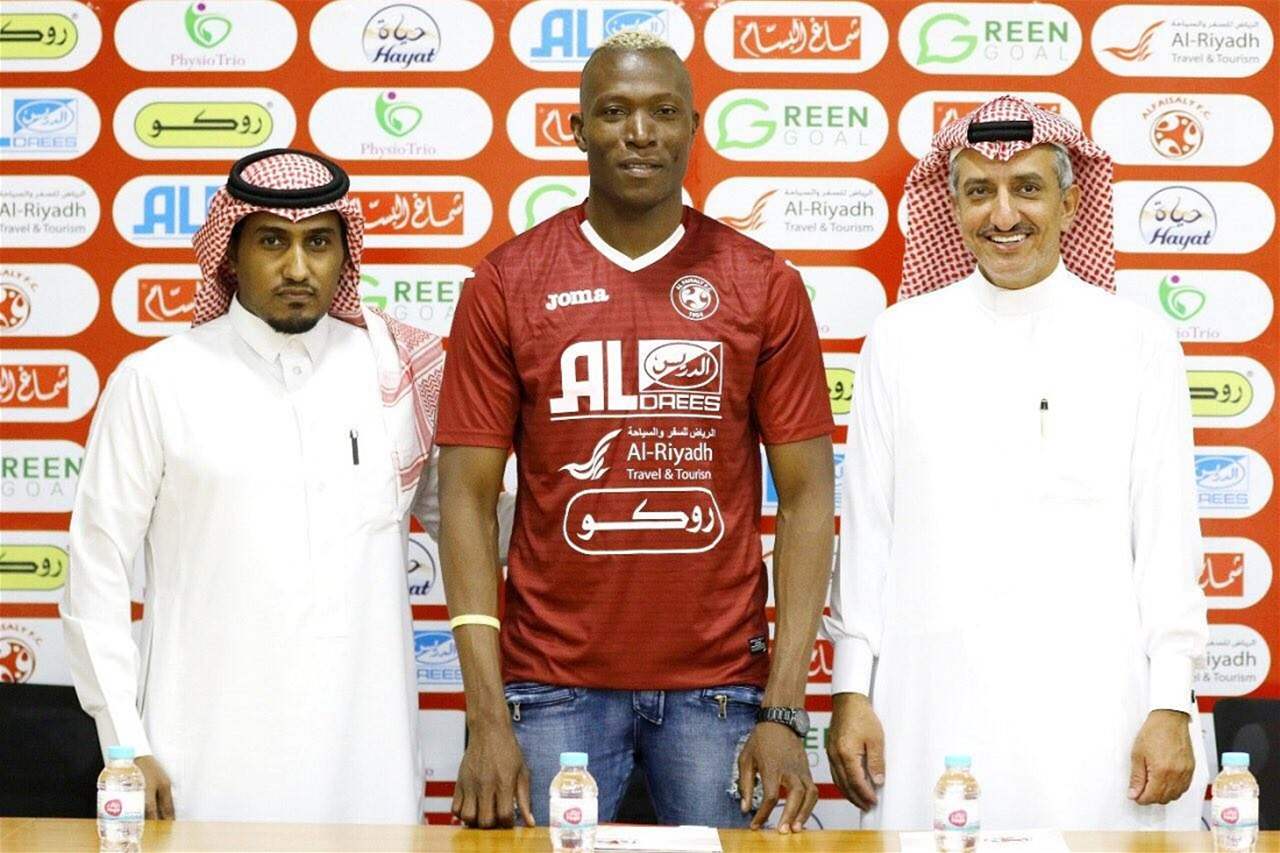 وفاة المهاجم الدولي السابق عن 40 عاما