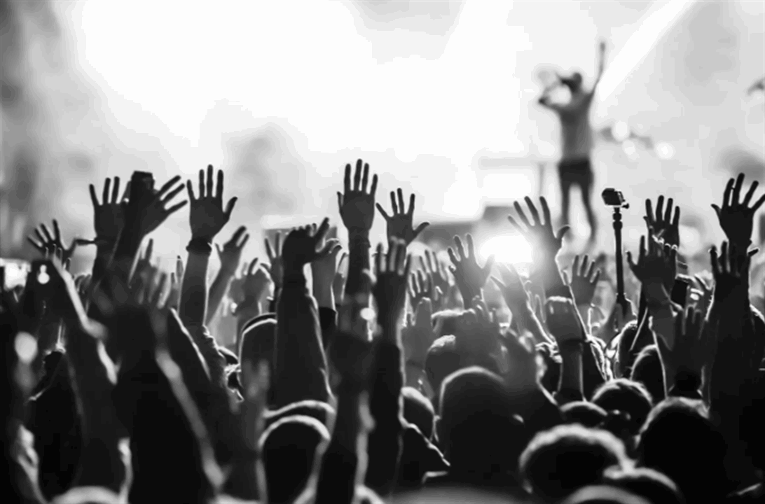 رفع علم الحزب و هتف&quot; هيا حزب الله&quot; مغني يمثل أمام المحكمة 