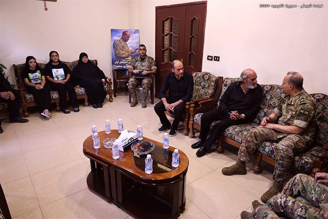 قائد الجيش قدم التعازي بشهيدين في الجنوب