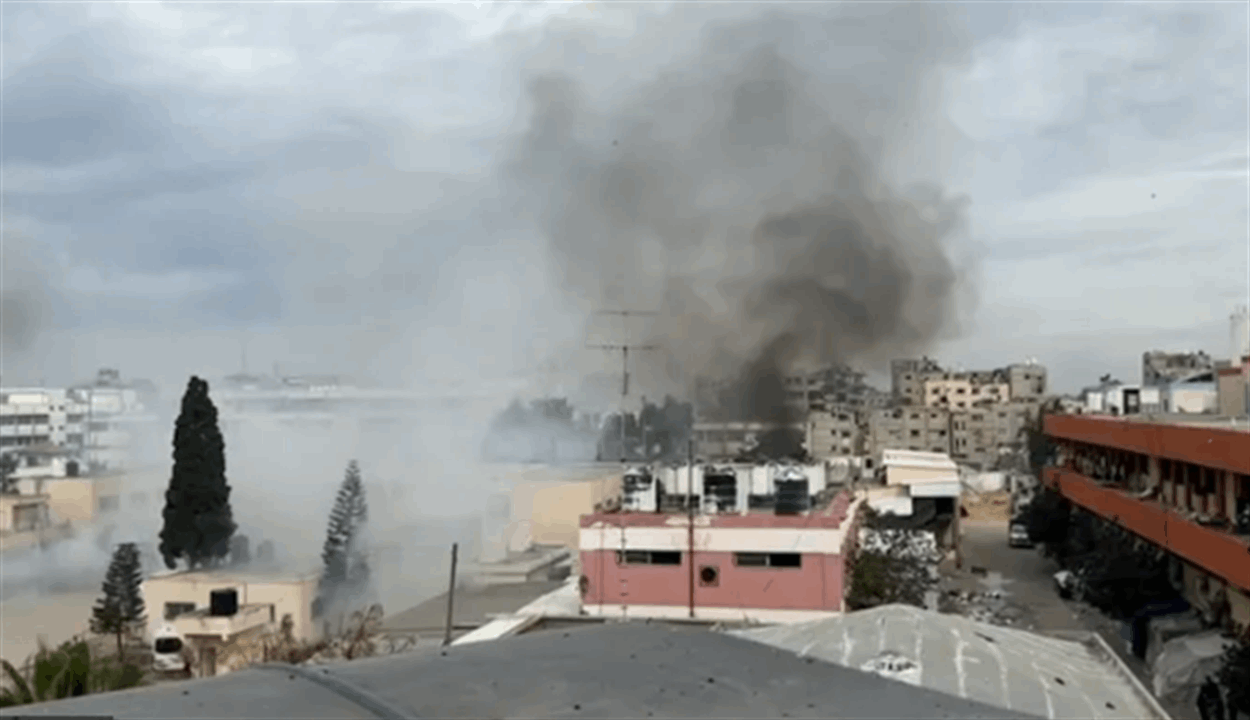 لحظة استهداف الصحفيين والدفاع المدني في مجمع ناصر الطبي (فيديو) 