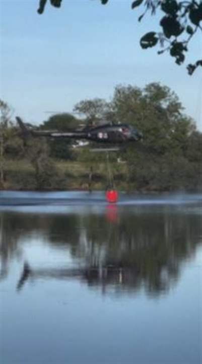 لحظة تحطم مروحية في بركة مياه