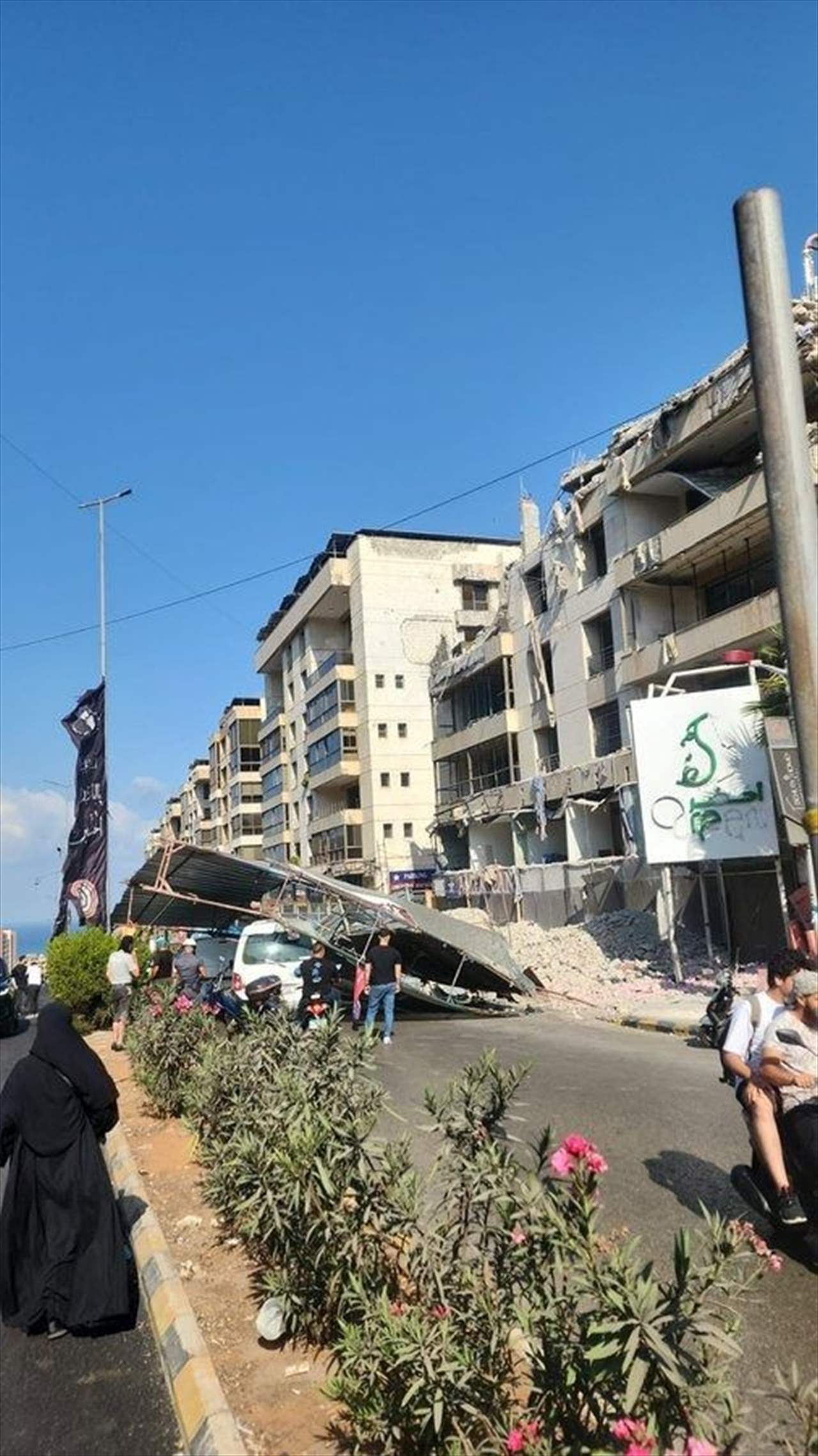 سقوط سور حديدي تابع لأحد الأبنية التي يجري ترميمها  على السيارات والمارة عند السفارة الكويتية