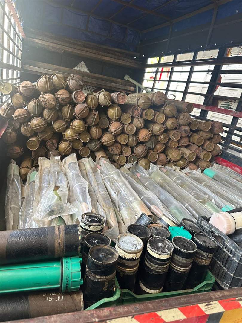 بالصور.. الجيش يتسلم أسلحة من الفصائل الفلسطينية من الجنوب 