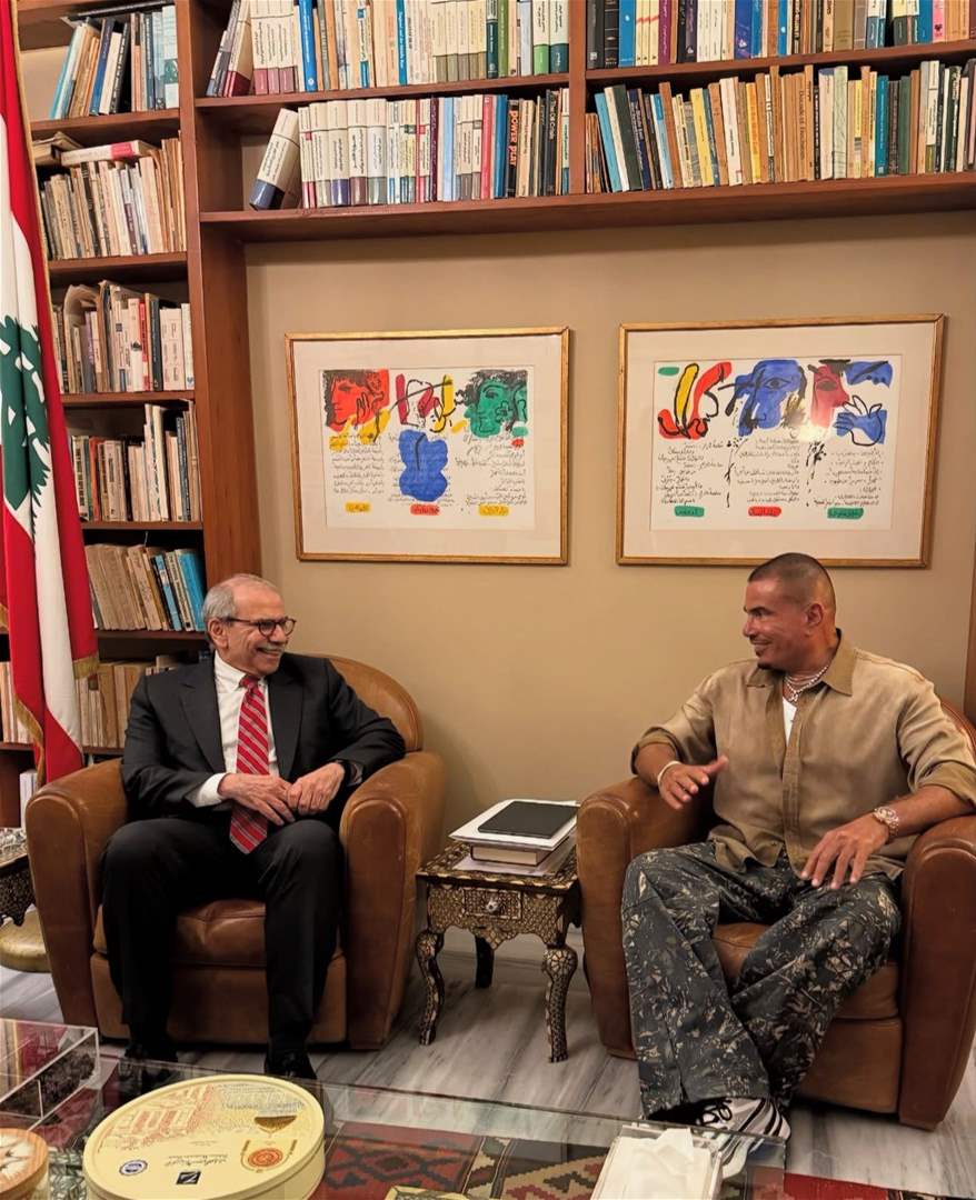 سلام يرحب بعمرو دياب 