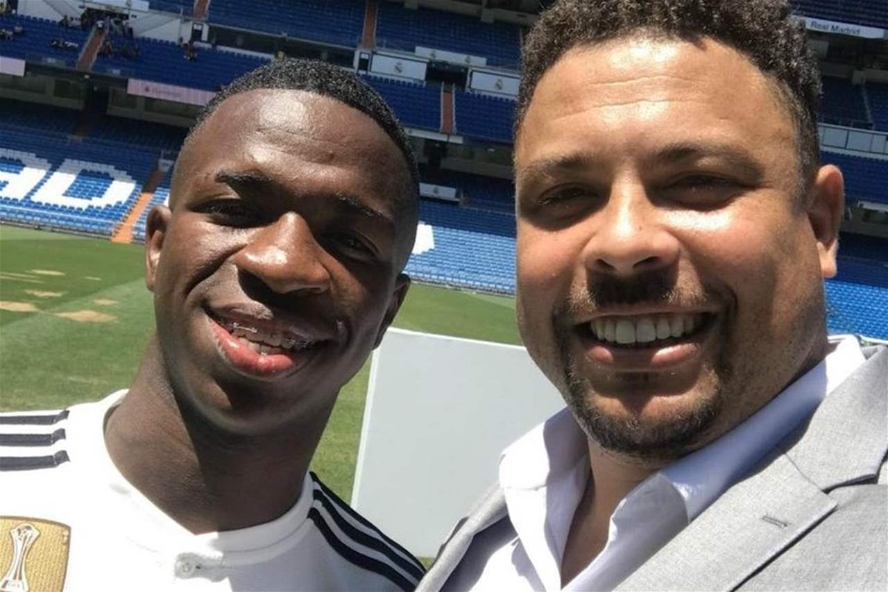 فيديو - رونالدو نازاريو يفاجئ فينيسيوس جونيور في منزله