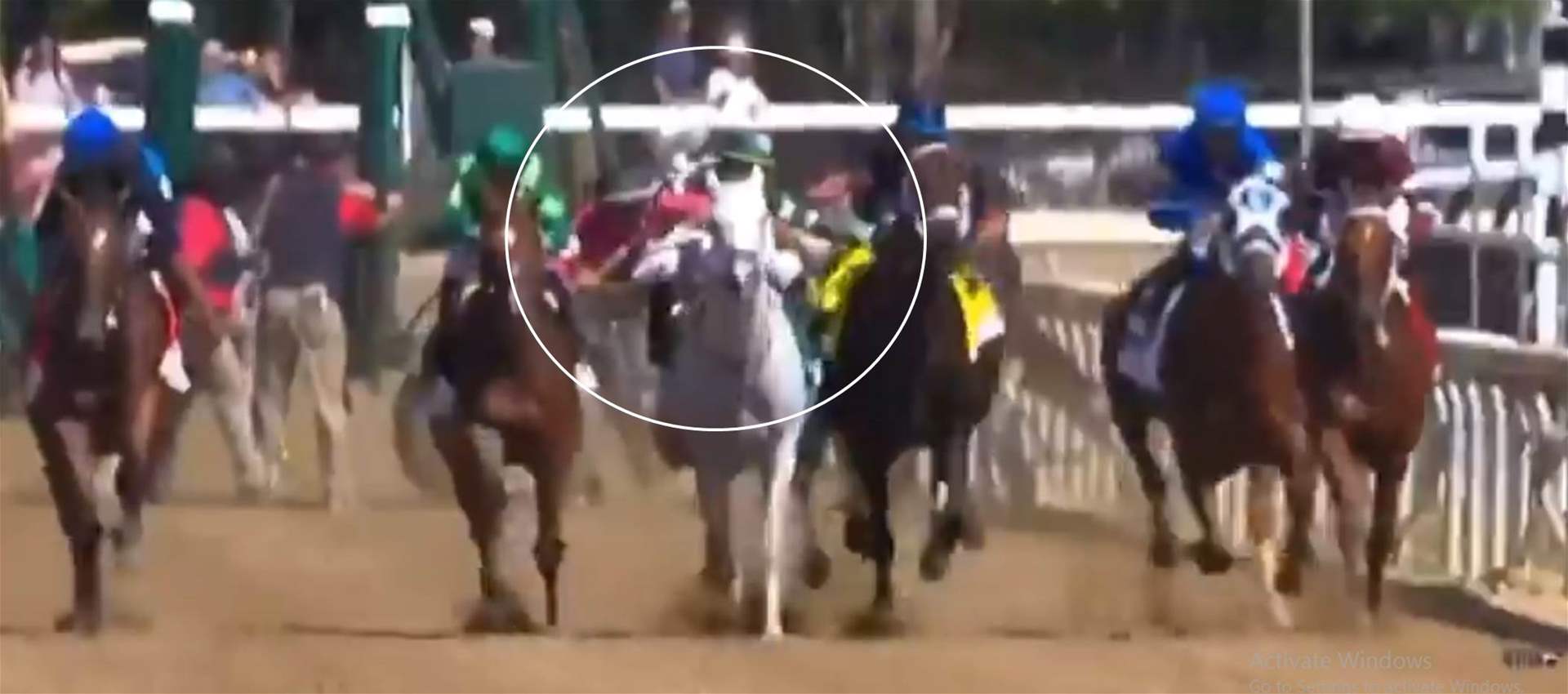 فيديو - لحظة مثيرة: سائس يحاول الصعود على حصان منافس 