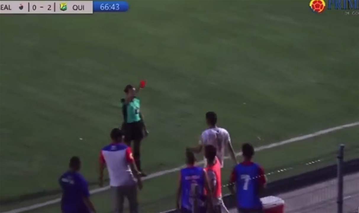 فيديو - شاهدوا كيف اعتدى اللاعب على الحكمة وصفعها