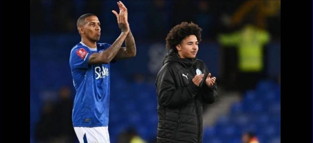 الأب والابن يتزاملان معاً في فريق واحد