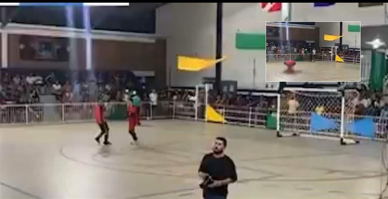 فيديو - وفاة حارس في الملعب بعد تصديه لركلة جزاء