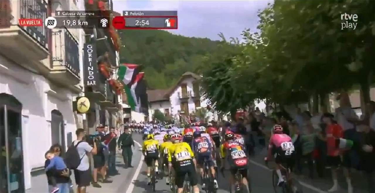 فيديو – أعلام فلسطين تُرفع في طواف اسبانيا لحظة مرور الاسرائيليين