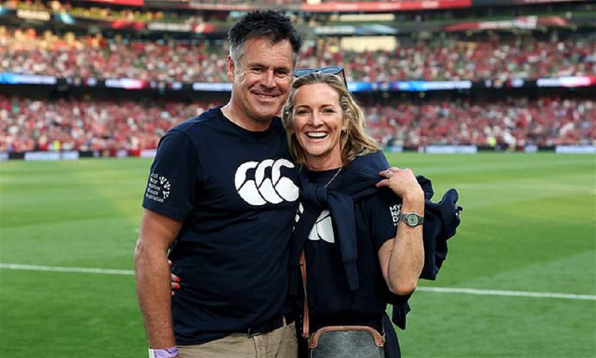 أحاديث والديه الجنسية تسبب أزمة لنجم الركبي