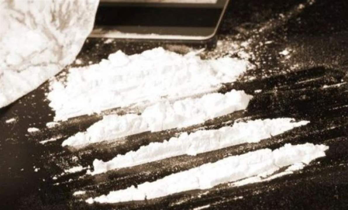 يهرّب المخدّرات بعد ابتلاعها.. وقوى الأمن توقفه في المطار