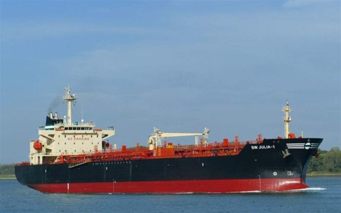 سفينة حاولت &quot;الهروب&quot;.. والجيش يوضّح