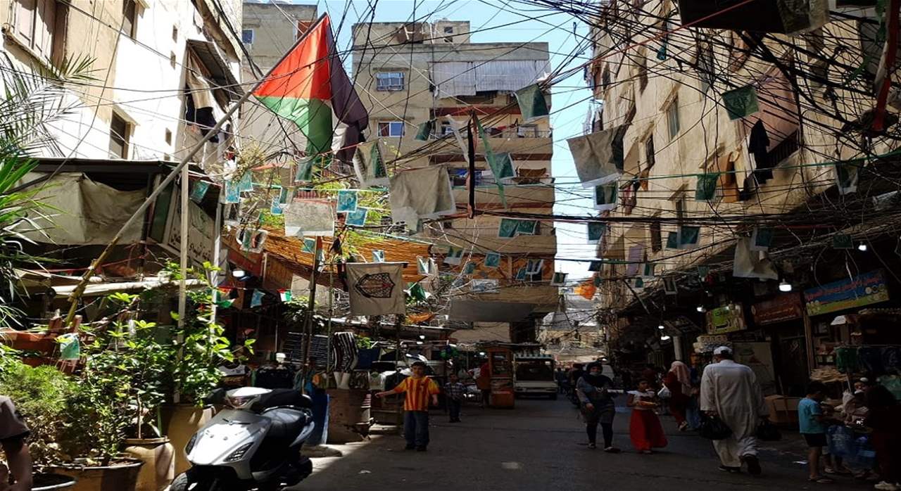 الجيش يتسلم دفعة من السلاح الفلسطيني من مخيم البداوي