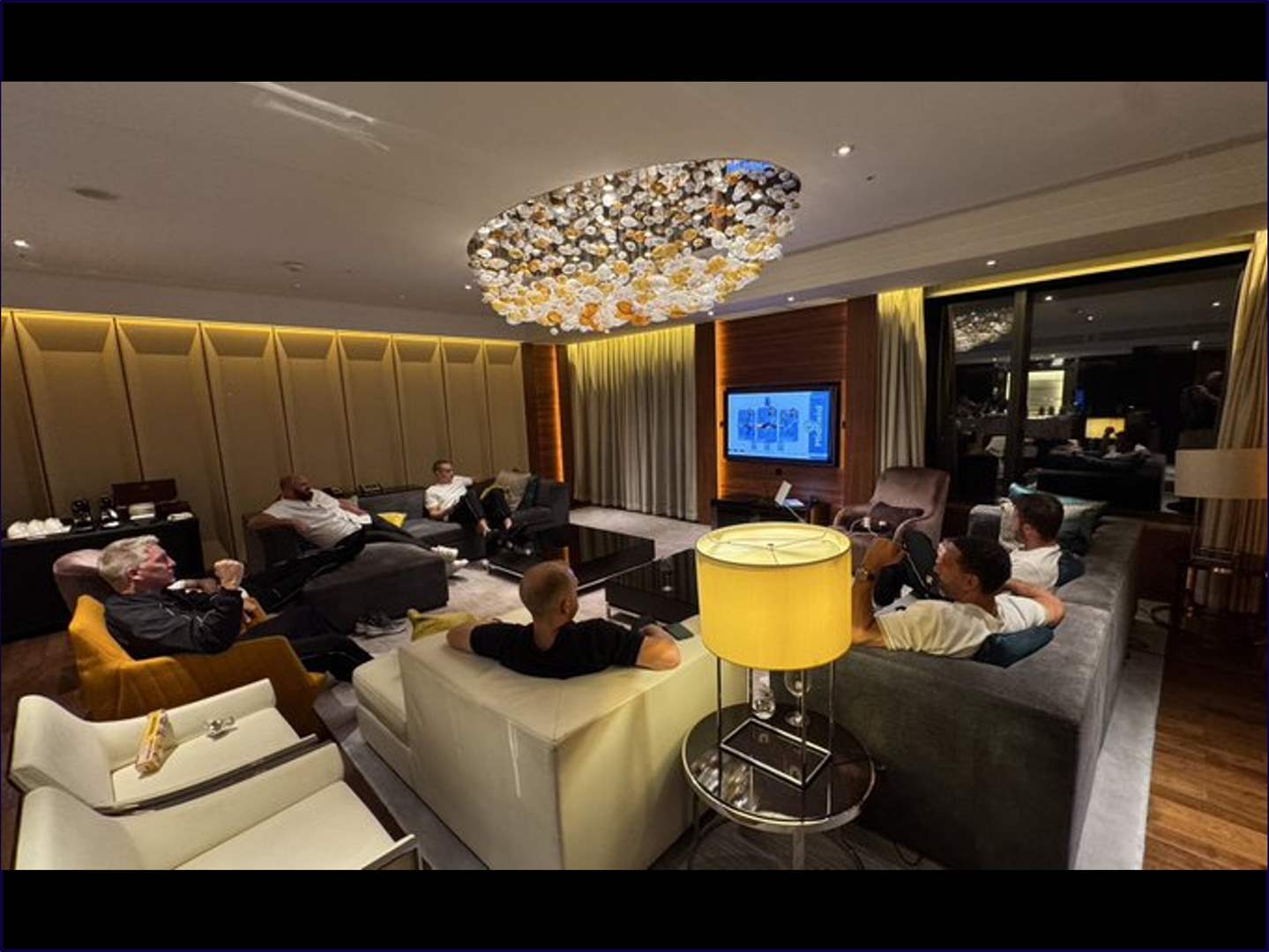 خمسة نجوم سابقين تابعوا هزيمة مانشستر يونايتد