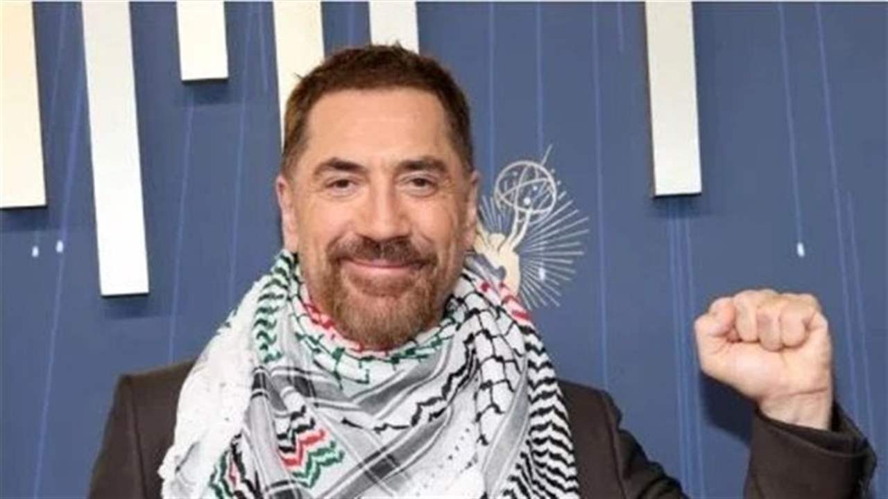 خافيير بارديم يطل بالكوفية الفلسطينية في حفل Emmy Awards 77