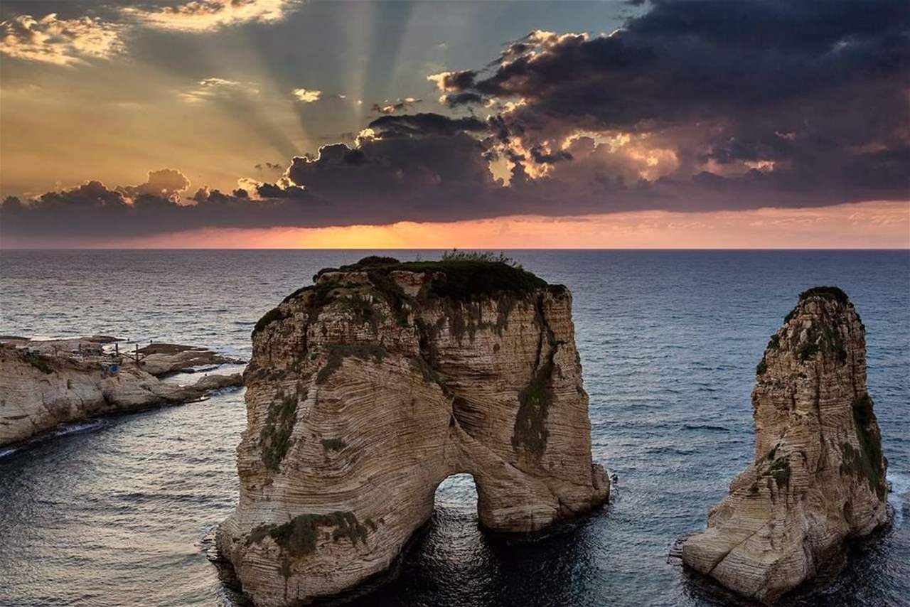  بصورتي نصرالله وصفي الدين.. إضاءة صخرة الروشة في الذكرى الأولى 