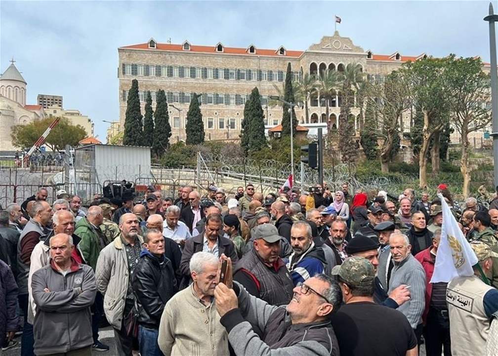 العسكريون المتقاعدون يواصلون احتجاجاتهم