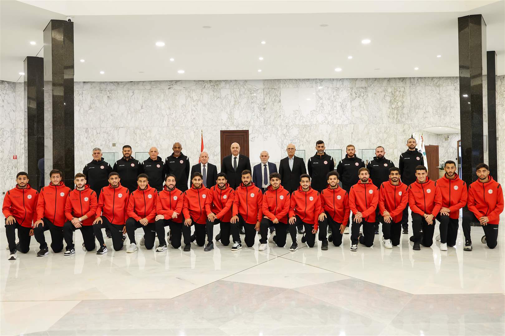 فيديو - رئيس الجمهورية استقبل منتخب لبنان مهنئاً على تأهله لكأس آسيا تحت 23 عاماً