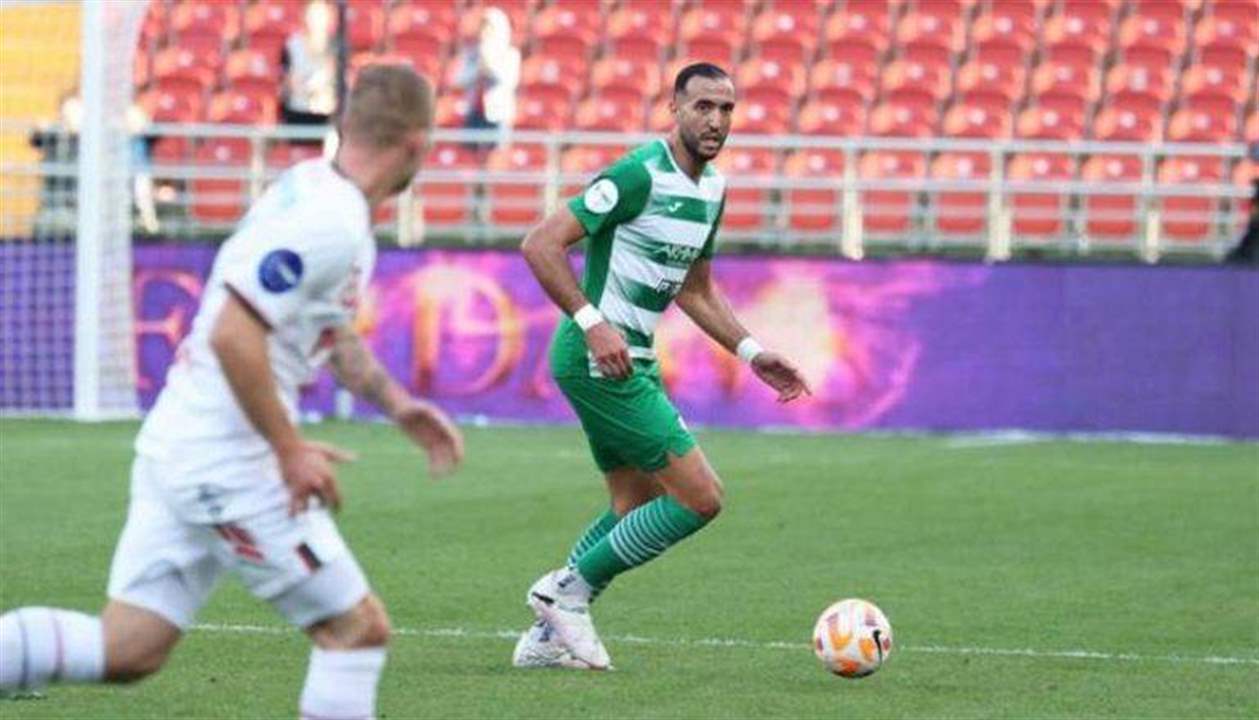 فيديو - عاد الى الملعب بلا قميص وأنقذه المشجع