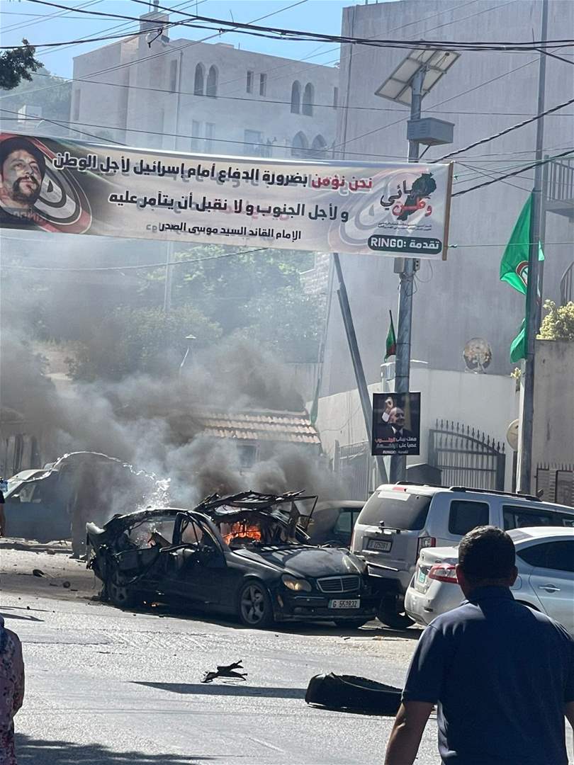 بالفيديو.. إستهداف سيارة قرب مستشفى في بنت جبيل 