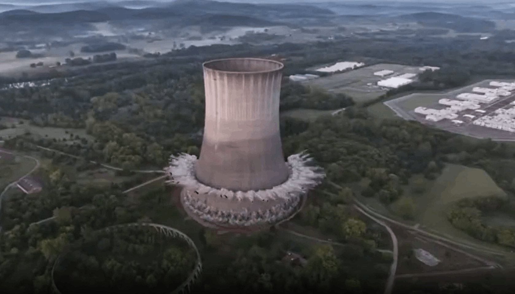 900 رطل من المتفجرات تطيح ببرج تبريد نووي في ثوانٍ! (فيديو) 