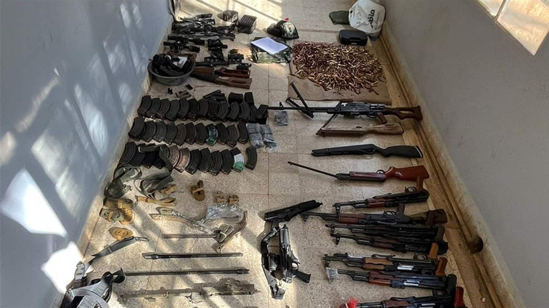 في زحلة.. الجيش يضبط كمية كبيرة من الأسلحة والذخائر (صور)