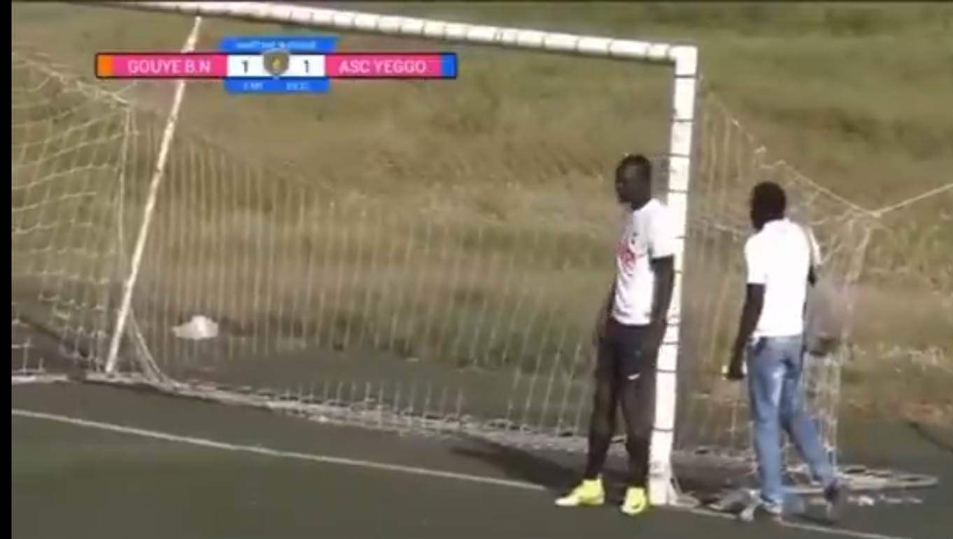 فيديو - حارس يترك المرمى احتجاجاً والتبديلات اُستنفذت !!