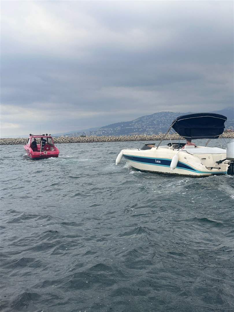 تعطّل زورقه بسبب ارتفاع الأمواج.. الدفاع المدني ينقذ مواطناً (صورة)