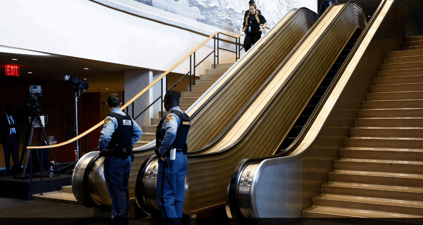 &quot;السلم الكهربائي تعطّل بترامب وزوجته&quot;.. إليكم السبب! 