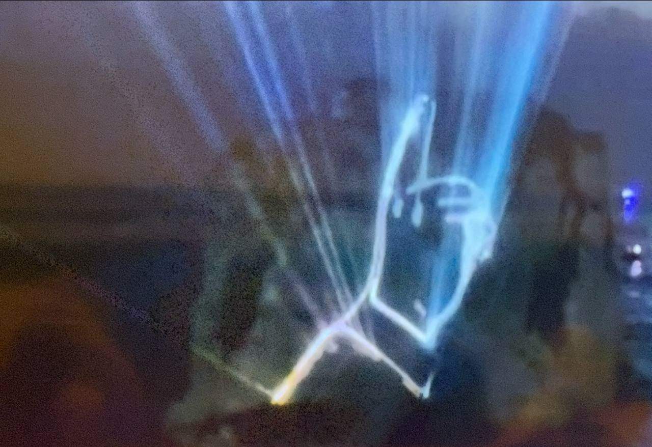 شاهد - أصبع &quot;السيد&quot; يلوح على صخرة الروشة 