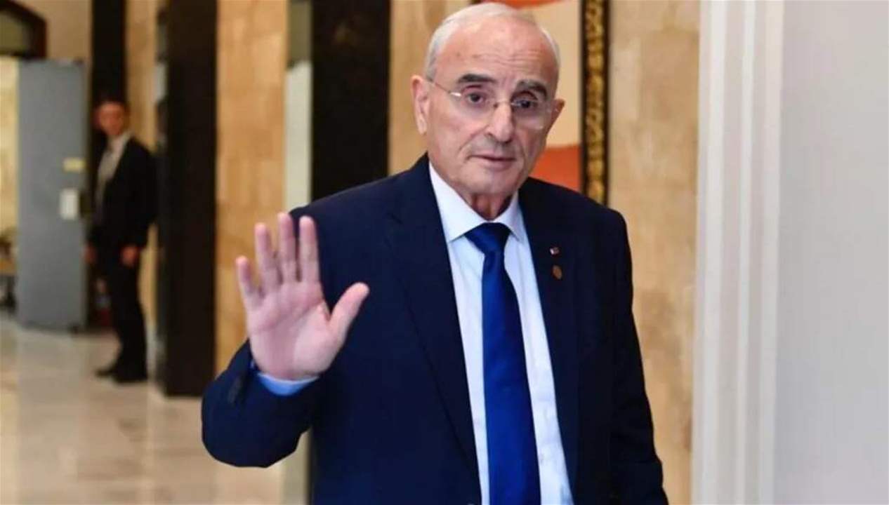  وزير الدفاع: نأسف لالقاء تبعات الشارع على حماة الشرعية 