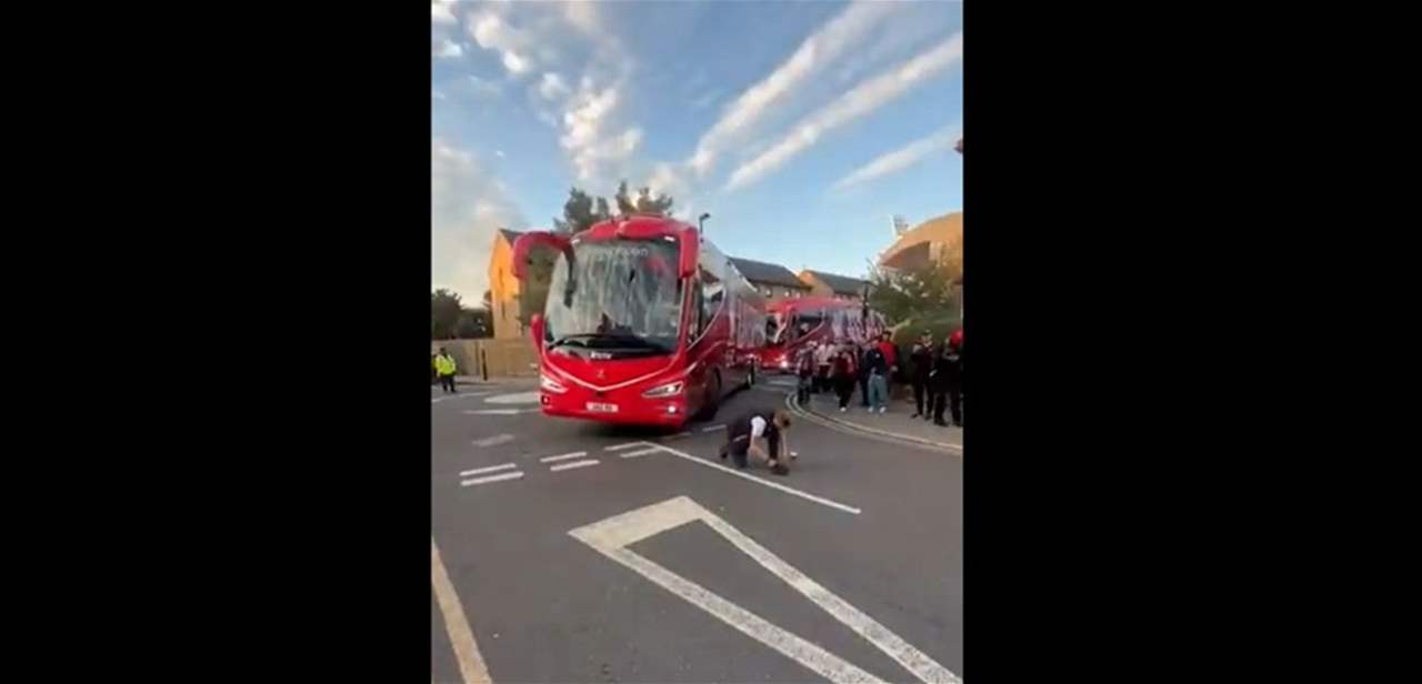 فيديو - مشجع بالاس يوقف حافلة ليفربول!