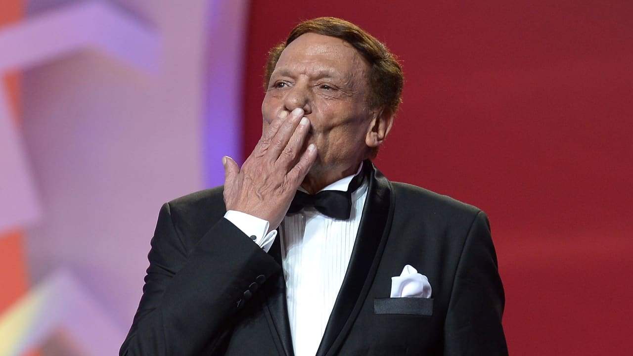 حقيقة تأدية عادل امام مناسك العمرة على كرسي متحرك! 