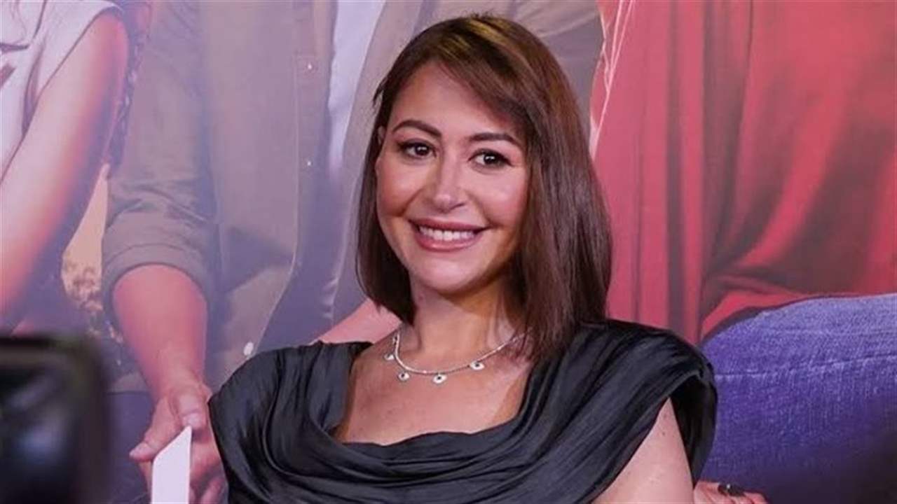 منة شلبي تتصدر الترند بعد صفعة مفاجئة لصديقها في العرض الخاص لـ &quot;هيبتا&quot;!