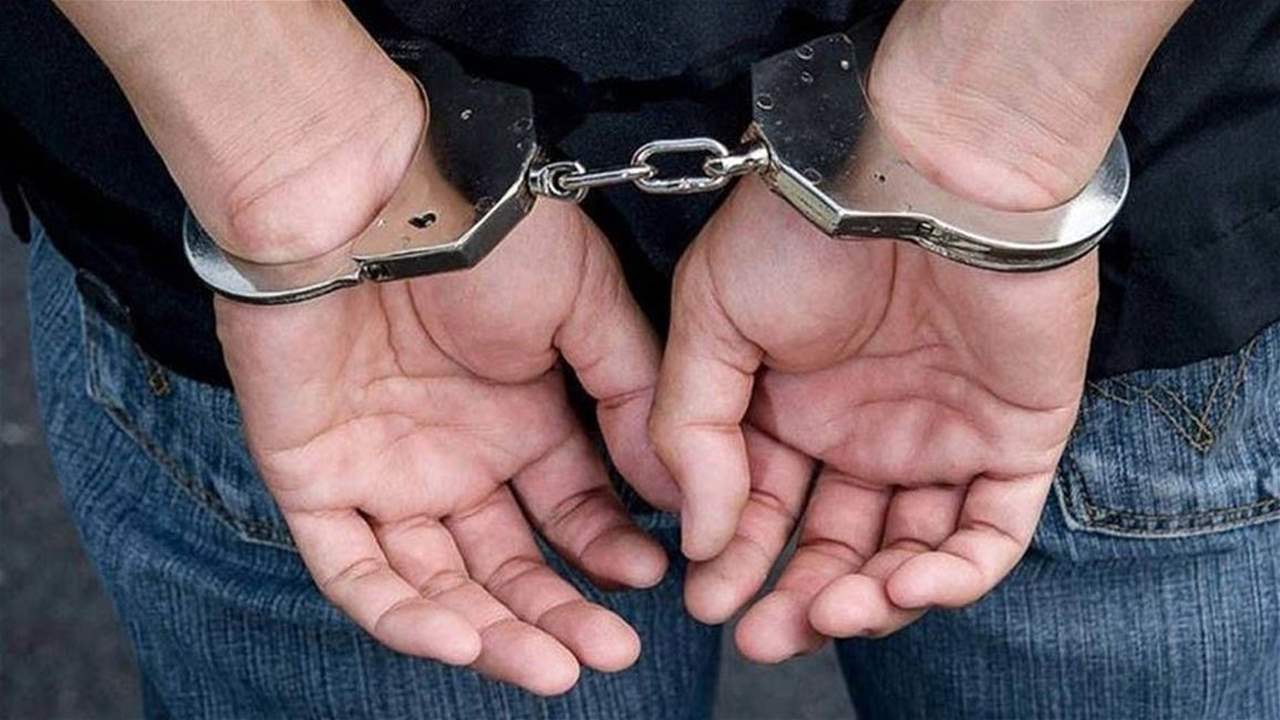 ينقل أسلحة وذخائر.. وقوى الأمن توقفه (صورة)