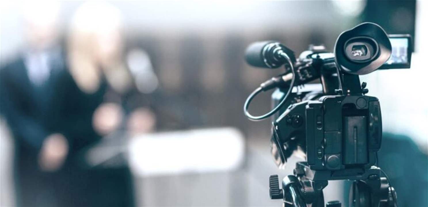 اعتقال اعلامي بارز في المطار بتهمة حيازة هوية عسكرية