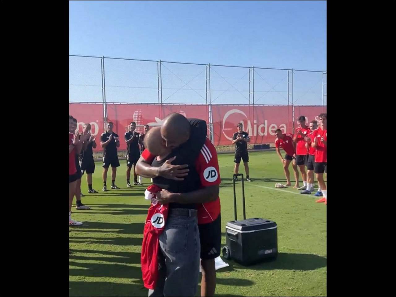 فيديو - لحظة إنسانية مؤثرة في تدريبات إشبيلية