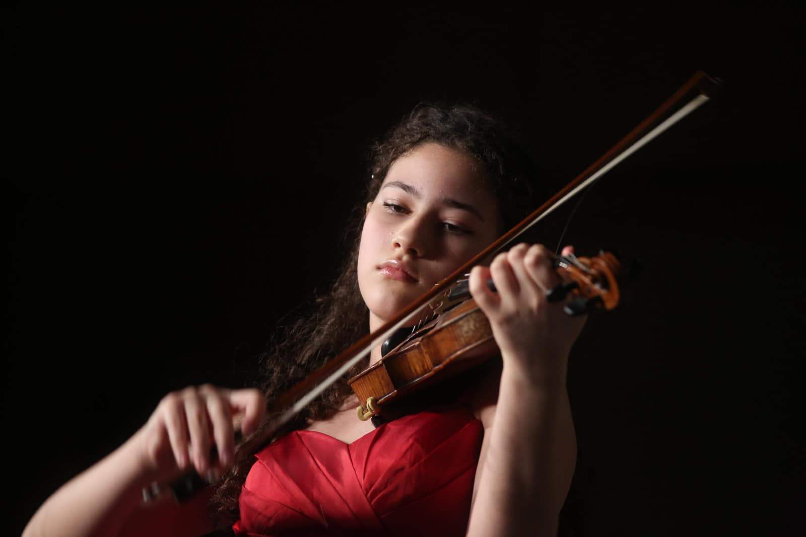 سقوط سقف قصر على مقربة من العازفة مريم أبو زهرة خلال حفل