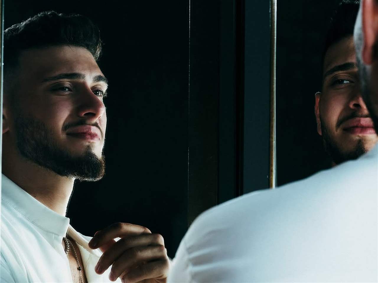 الشامي يحتضن طفلة من ذوي الاحتياجات الخاصة في مشهد مؤثر 