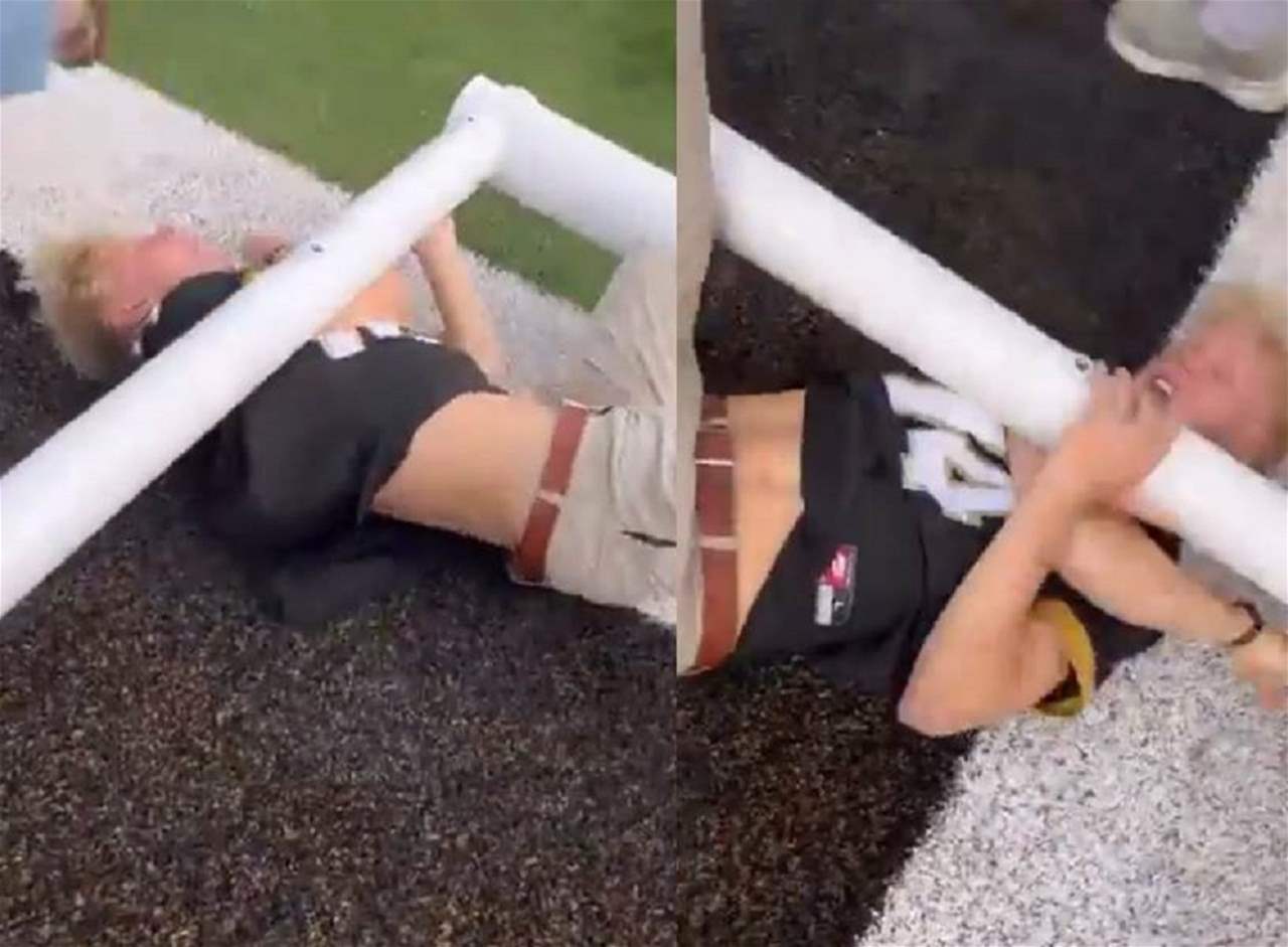 فيديو - اقتحم الملعب للاحتفال فسقط عليه عمود المرمى