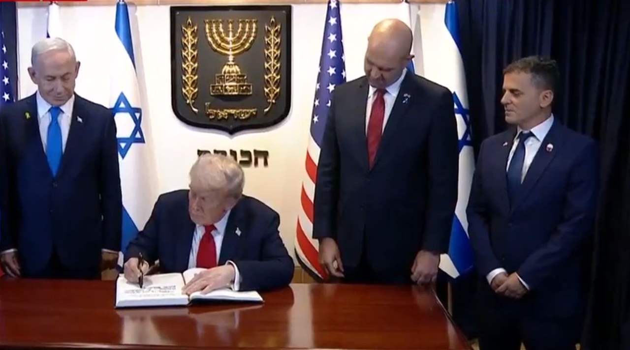 هذا ما كتبه ترامب على سجل الكنيست